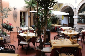 3 Restaurants, Frühstück, Mittagessen, Abendessen, italienische Küche