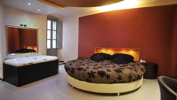 Luxe suite, 1 kingsize bed, bad | Kamervoorziening