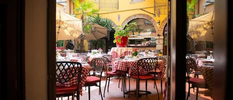 3 restaurants servant le petit déjeuner, spécialités Cuisine italienne