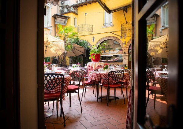 3 restaurants, breakfast, lunch, dinner served; Italian cuisine