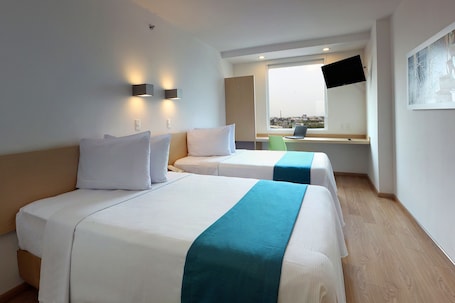 Escritorio, wifi gratis y ropa de cama