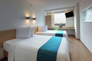 Escritorio, wifi gratis y ropa de cama 