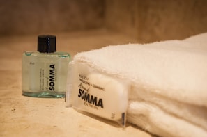 Shower, free toiletries, towels