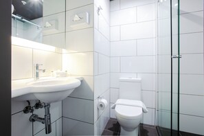 Camera Standard | Bagno | Doccia, set di cortesia gratuito, asciugacapelli, asciugamani