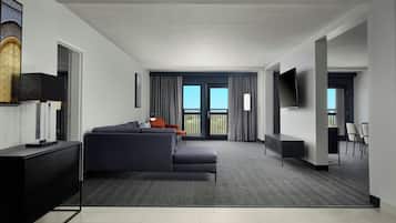 1 多间卧室、办公桌、笔记本电脑工作区、遮光窗帘