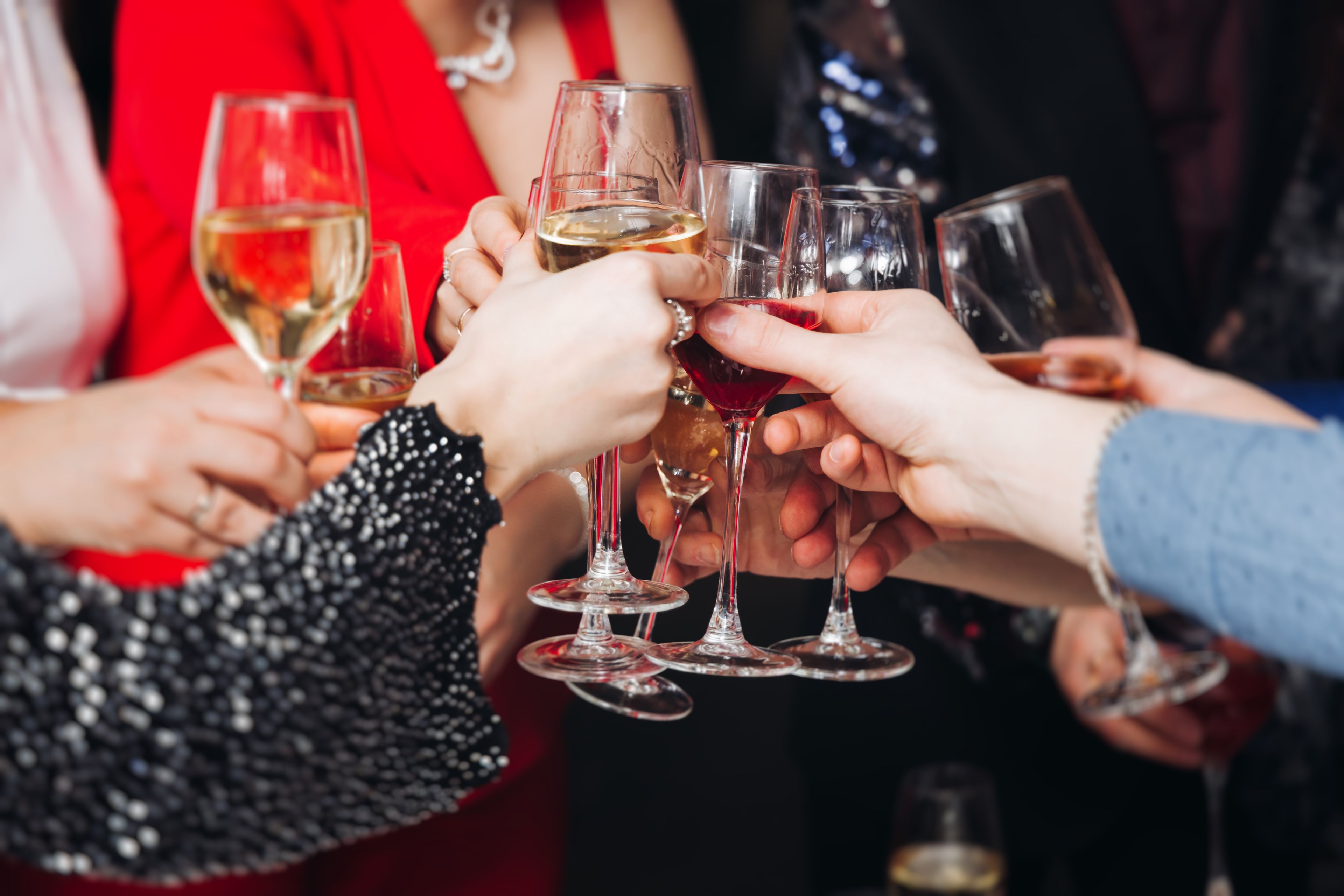 Un grupo de personas sosteniendo copas de vino, sugiriendo una reunión social o celebración.
