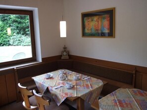 Desayuno (EUR 10 por persona)