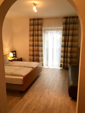 Desk, cribs/infant beds, free WiFi, bed sheets - Garni Rebhof (Nalles)