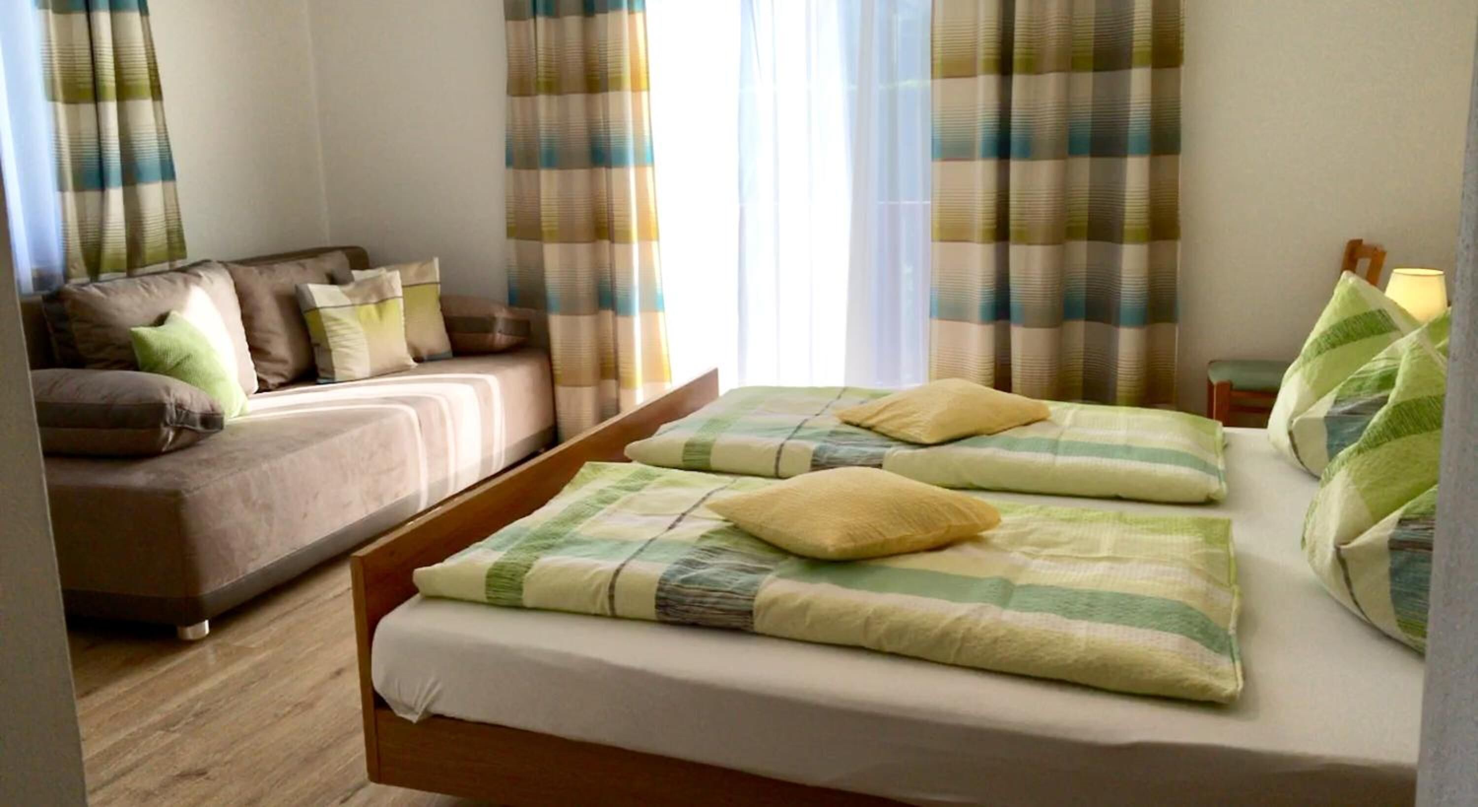 Escritorio, cunas, wifi gratis y ropa de cama 
