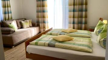 Escritorio, cunas, wifi gratis y ropa de cama