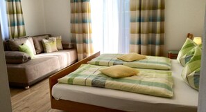 Escritorio, cunas (de pago), wifi gratis y ropa de cama
