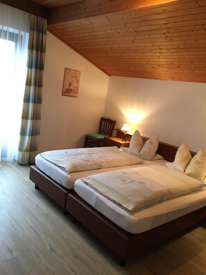 Desk, cots/infant beds, free WiFi, bed sheets - Garni Rebhof (Nalles)