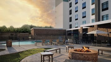 Hồ bơi ngoài trời