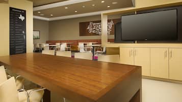 Phục vụ bữa sáng và bữa tối, món ăn kiểu Mỹ