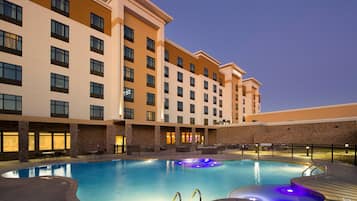 Hồ bơi ngoài trời