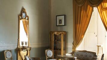 Deluxe-Suite | Wohnzimmer | Flachbildfernseher