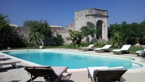 Outdoor pool, pool umbrellas, sun loungers - Palazzo Vecchio B&B (Diso)