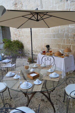 Outdoor dining - Palazzo Vecchio B&B (Diso)