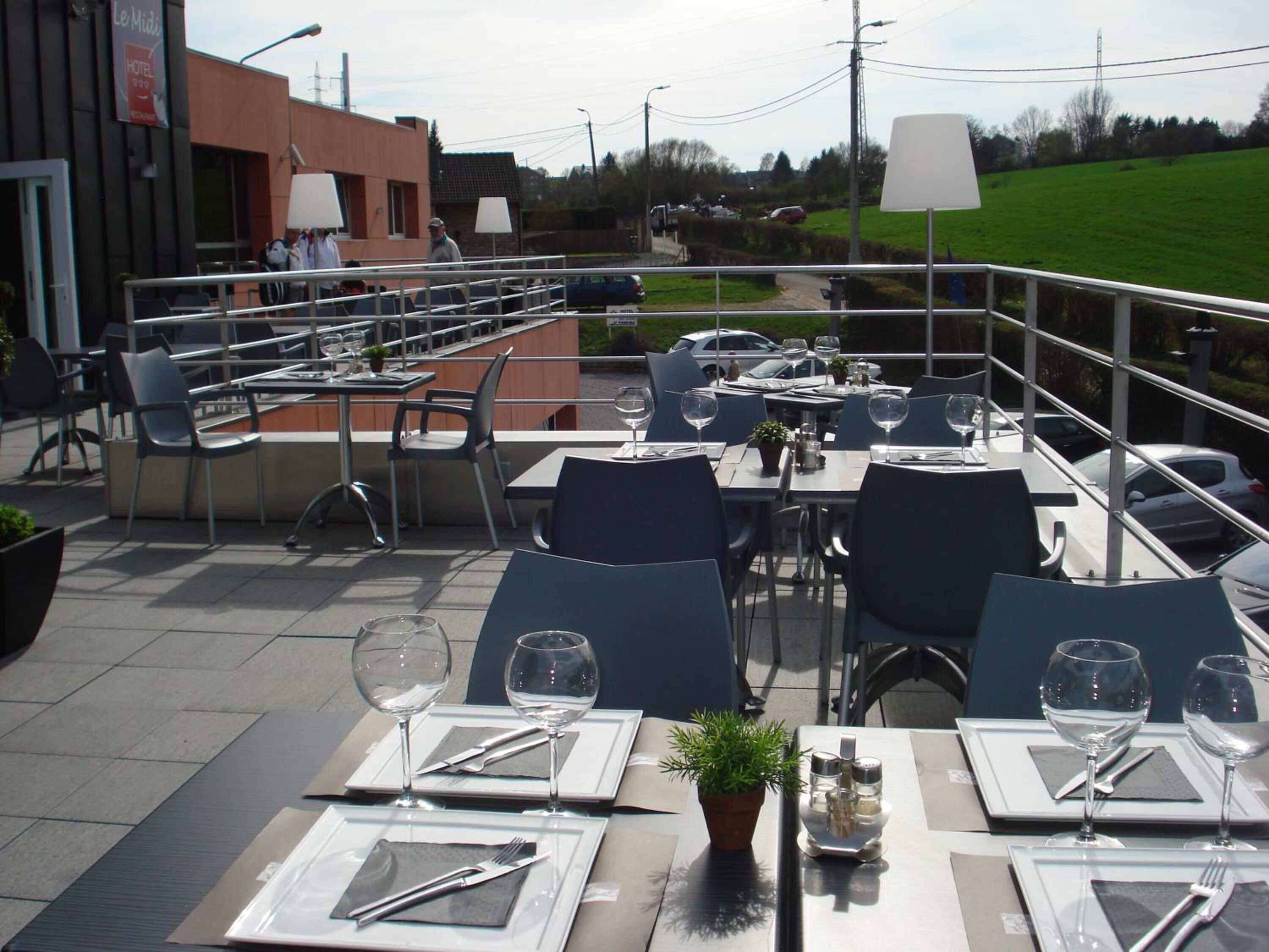 Serveert lunch, diner, Franse gerechten, openlucht dineren 