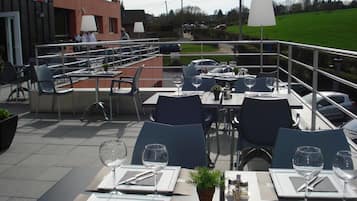 Serveert lunch, diner, Franse gerechten, openlucht dineren