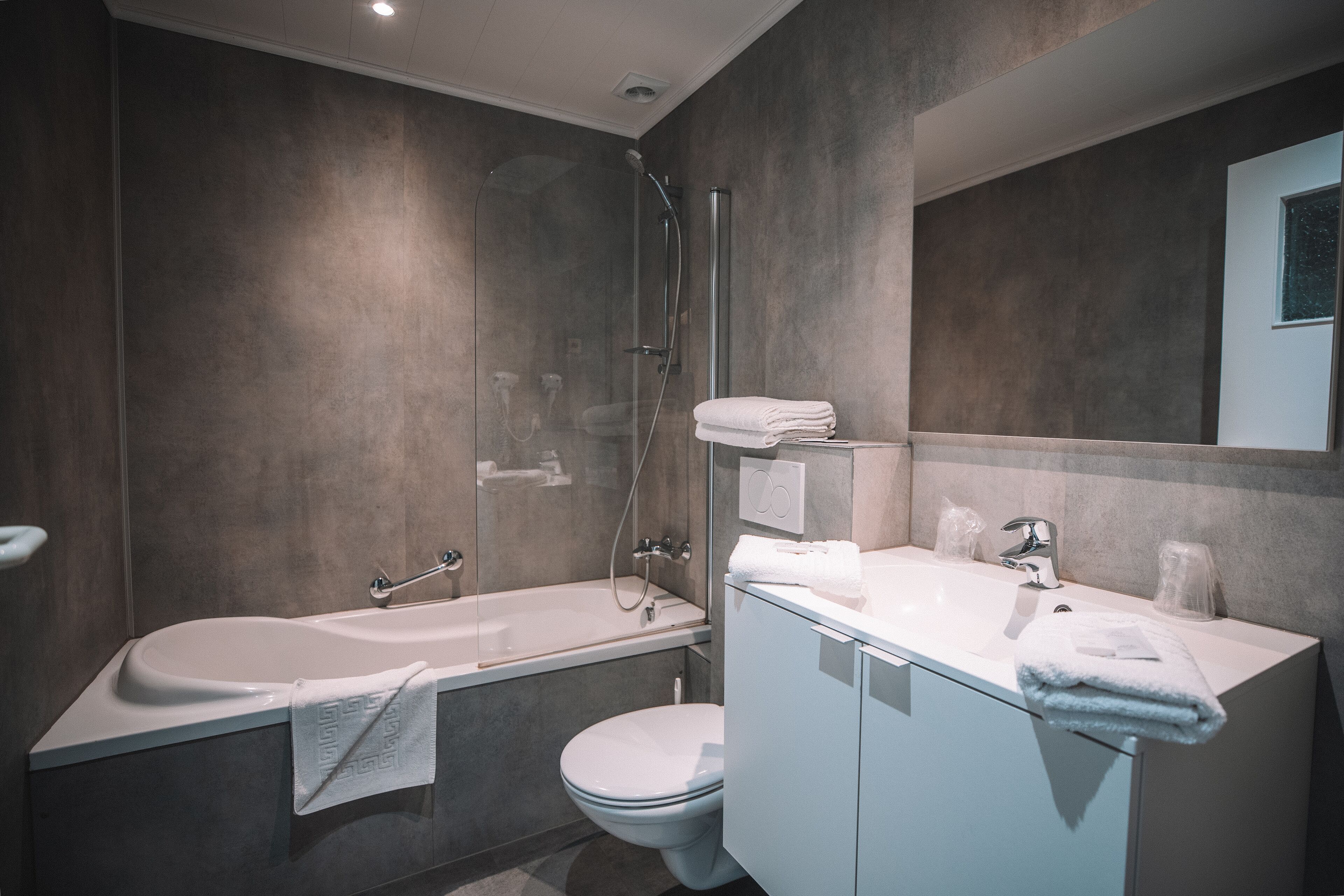 Een bad, gratis toiletartikelen, handdoeken