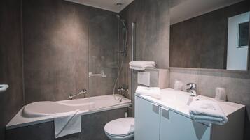 Een bad, gratis toiletartikelen, handdoeken