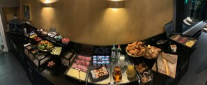 Buffet déjeuner servi tous les jours en supplément