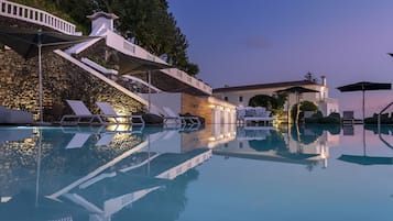 Outdoor pool, pool umbrellas, sun loungers
