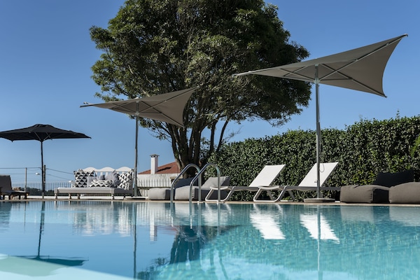 Piscina all'aperto, ombrelloni da piscina, lettini