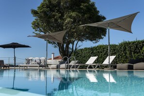 Outdoor pool, pool umbrellas, pool loungers - Quinta da Abelheira (Ponta Delgada)