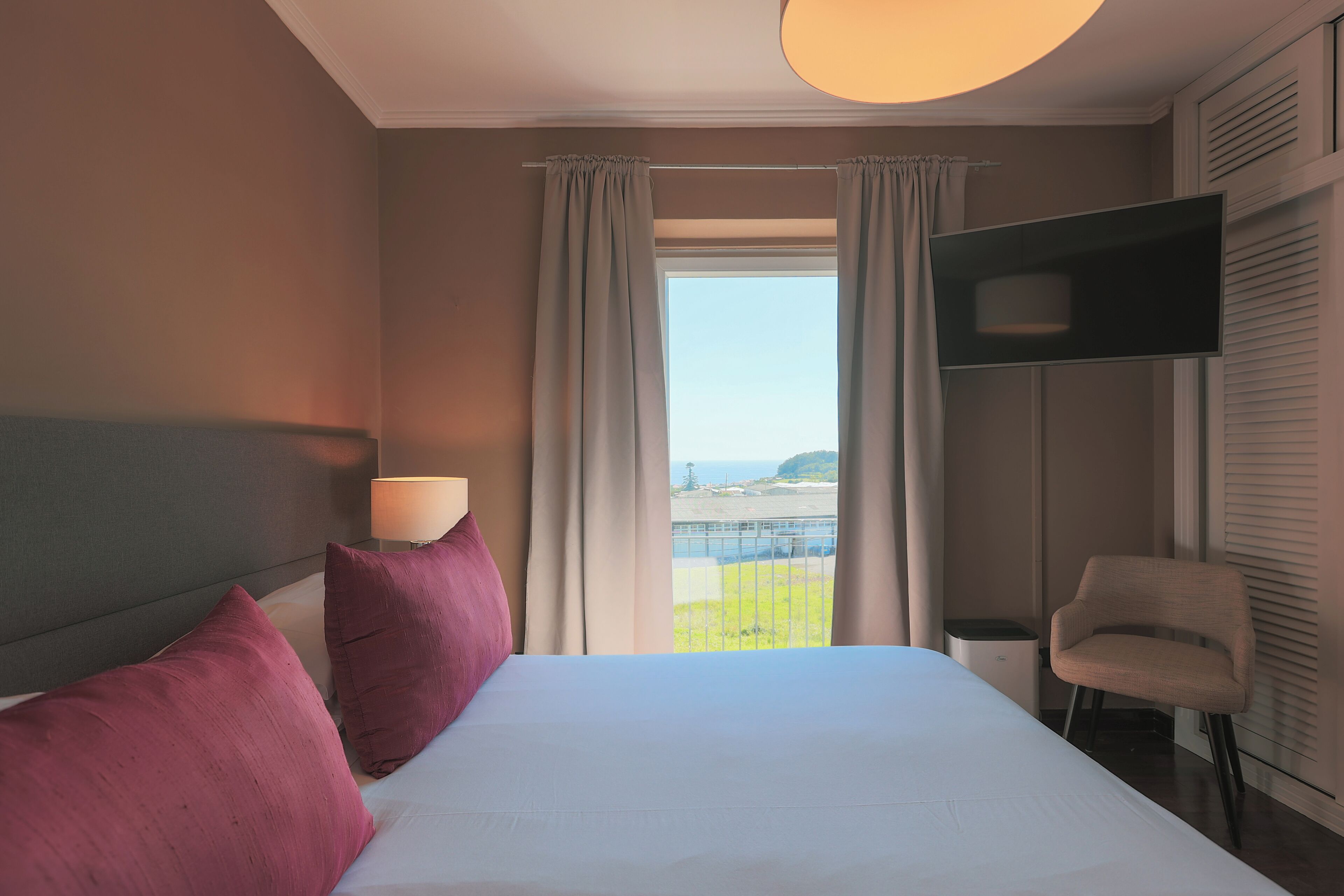 Decoración personalizada, muebles diferentes y cortinas blackout 