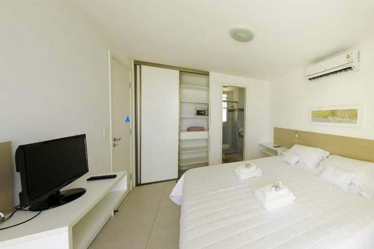 Premium bedding, minibar, in-room safe, iron/ironing board