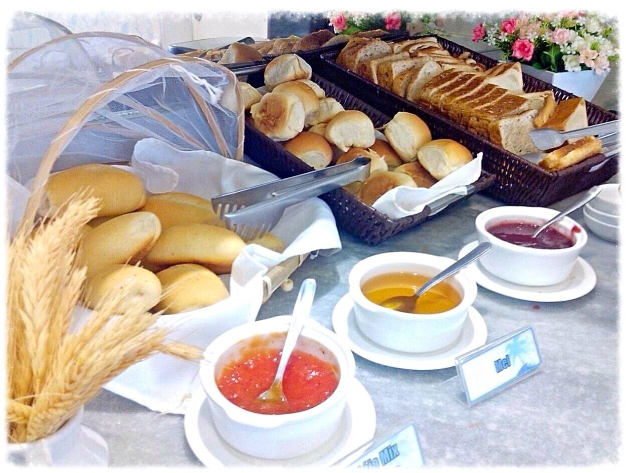 Un buffet proposant une variété de pains, de petits pains et de sauces pour tremper.
