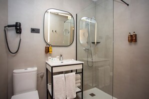 Articles de toilette gratuits, sèche-cheveux, serviettes fournies