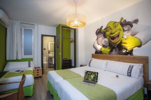 Habitación triple económica | Ropa de cama de alta calidad, caja fuerte, mobiliario individual