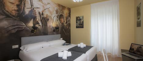 Tweepersoonskamer, 2 eenpersoonsbedden | Luxe beddengoed, een kluis op de kamer, individueel gemeubileerd