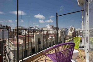 Habitación familiar, Terraza | Ropa de cama de alta calidad y caja de seguridad en la habitación