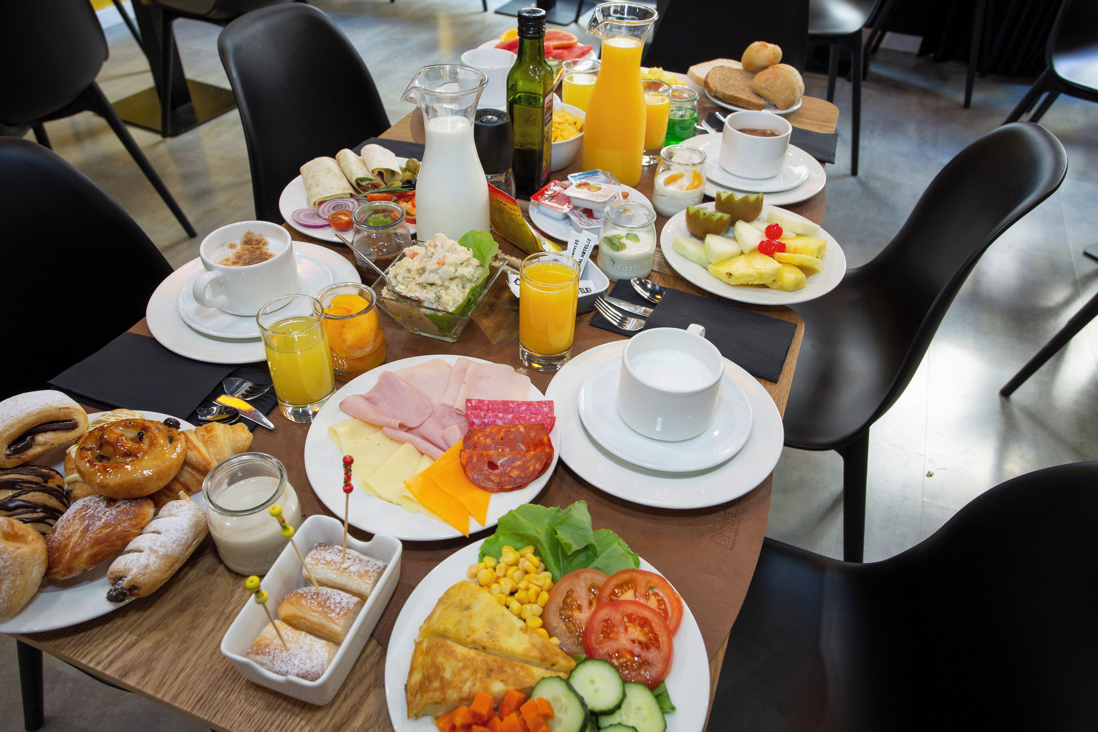 Daily continental breakfast (EUR 11.50 per person)