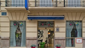 Entrada de hotel con un letrero que dice 'Casual Hotel'.