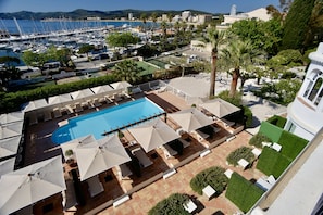 Piscine extérieure, parasols, chaises longues