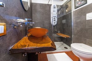 Shower, rainfall showerhead, free toiletries, hair dryer - Rifugio Degli Artisti (Rome)