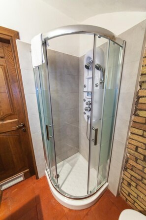 Shower, rainfall showerhead, free toiletries, hair dryer - Rifugio Degli Artisti (Rome)