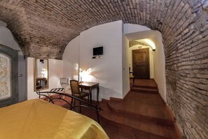 Memory foam beds, in-room safe, desk, free WiFi