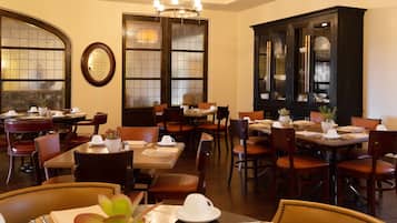 Breakfast, lunch, dinner served; alfresco dining