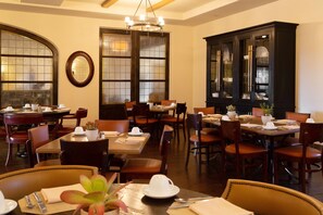 Serveert ontbijt, lunch, diner, openlucht dineren 