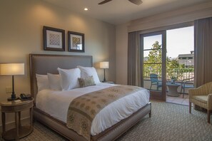 Sengetøy av topp kvalitet, senger med overmadrass og safe på rommet