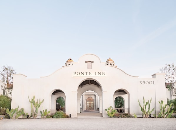 The entrance to the Ponte Inn with a clear archway, a sign above the arch, and the address number 35001.