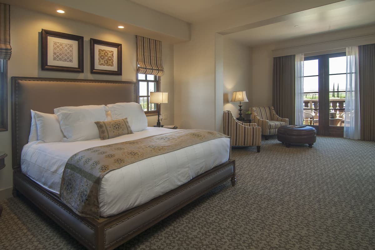 Standard Studio, 1 King Bed, Non Smoking | Premium bedding, pillow-top beds, in-room safe, desk