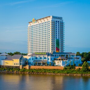 A high-rise hotel with a large sign reading "Margaritaville" and a colorful mural on its side. - Margaritaville Resort Casino (Bossier City)