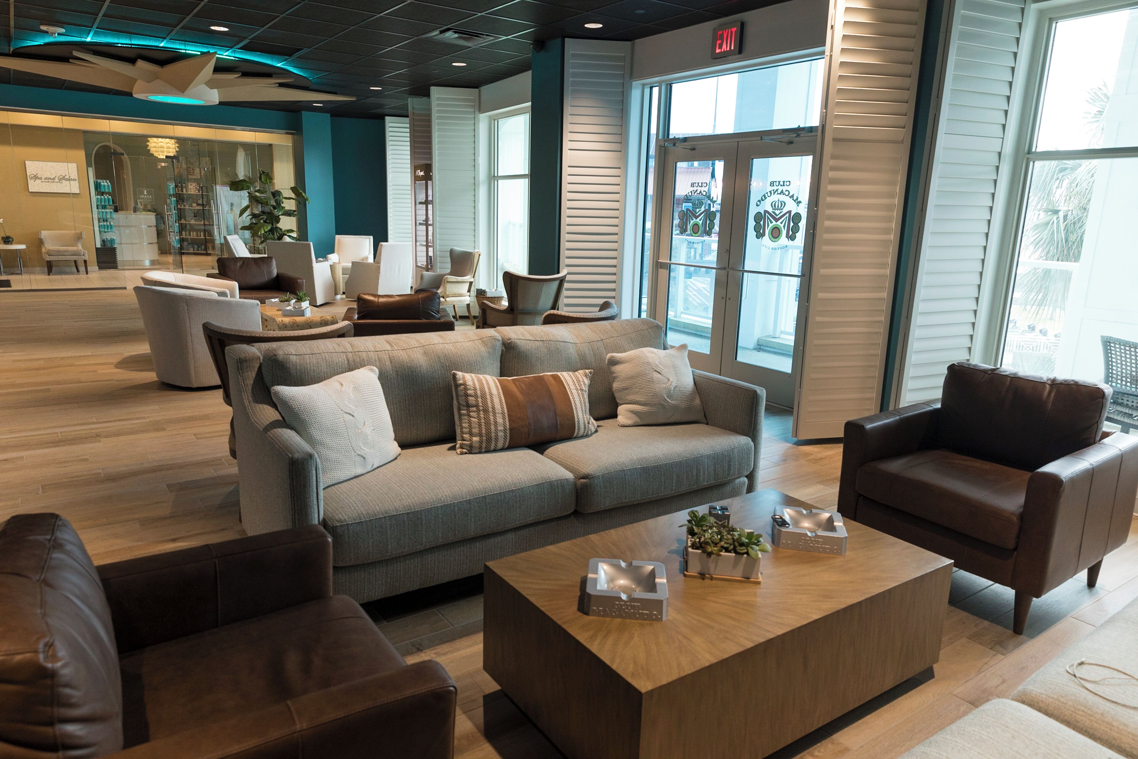 2 bars/lounges, poolside bar